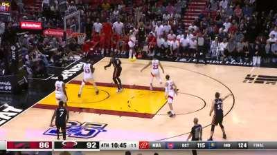 [Highlight] Terrific Cross Court Pass from Lowry to Strus for his 1000th career point