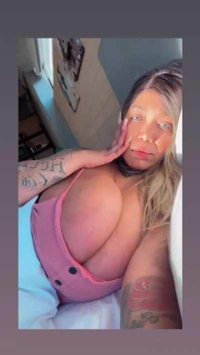 Rise n Shine, it's Titty Tuesday 😍 *DM for Name Check