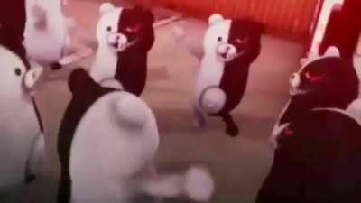 Monokumalar dans ediyor oynuyor eğleniyor