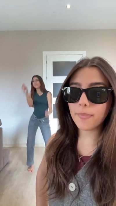 Ella es.: MARTINA, influencer. 2025. aquí con NINA.