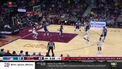 [Highlight] Garland finds Mitchell with a lob pass from the 3-point line