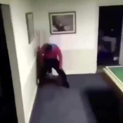 ¿que hacia el tipo?