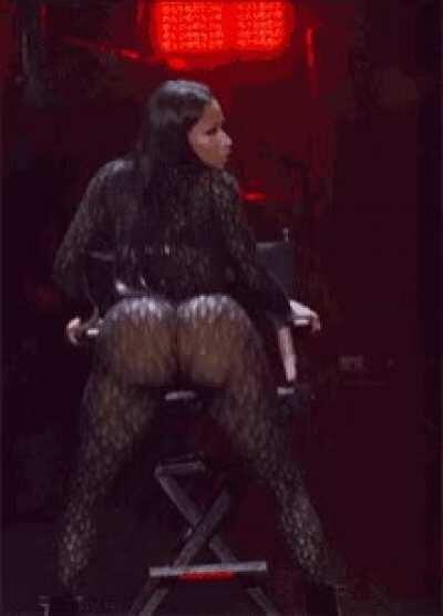 Nicki Shaking It