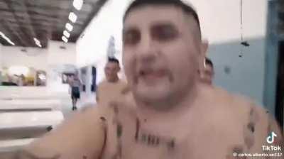 Celulares, wifi, cordero y asados los fines de semana. Entendible que Massa y Kiciloff hayan sacado mas de 80% de votos en estos antros. Te digo que comen mejor que yo