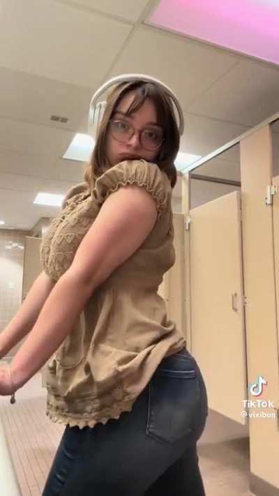 @vixibun 2 busty to hide