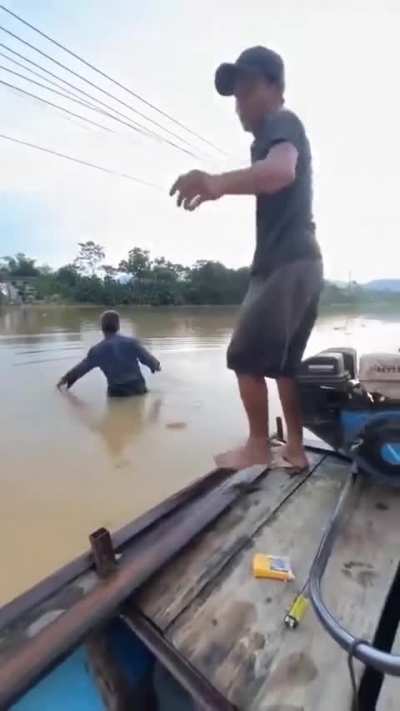 Ko biết nguyên cái khu đó có đè ổng ra đánh ko nhỉ ?