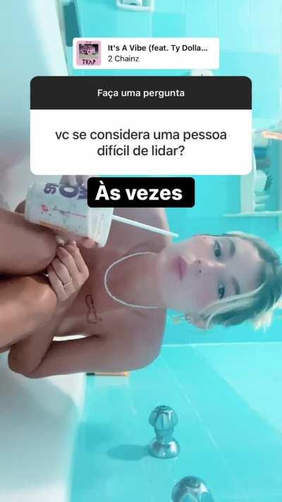 Manu (sirus42) pagando peitinho