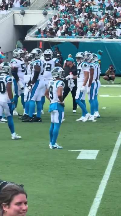[Highlight] Panthers QB Bryce Young averting his attention to the big board's mini game in between plays