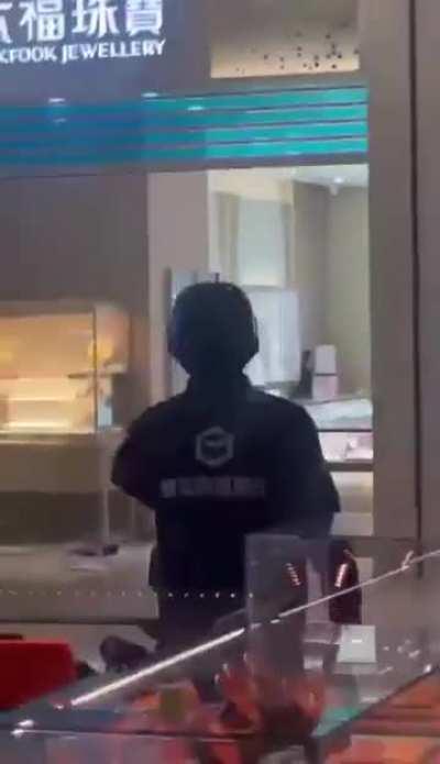 杭州万象城出现精神小伙抢劫珠宝店