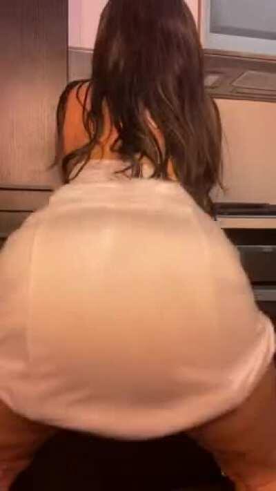 I keep my Asian ass juicy for Reddit😏