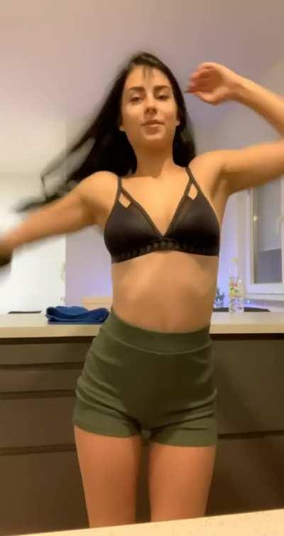 (18) If even 5 guys like my boobs, I'll celebrate and fuck myself anal 🙈