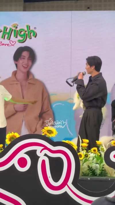 Dunks Dad accidentally getting stuck on stage with Dunk during the PetMart Event 🤣