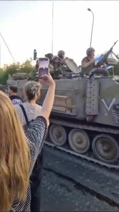 Israeli civilians shower IDF with food and water