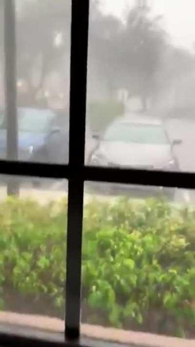 Woman captures rare ‘positive’ lighting bolt....