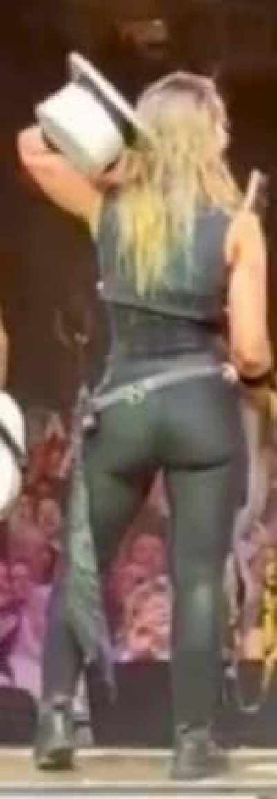 Nita Strauss's ass