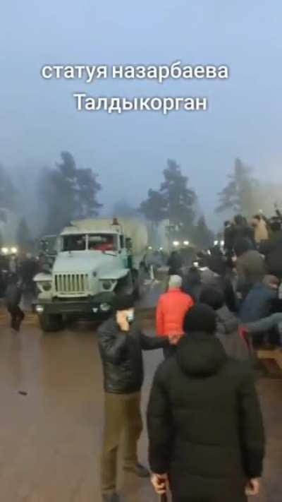 Когда-то здесь аллеи были узки и здесь на площади, чуть в стороне, вожатая в нарядной белой блузке на шею галстук повязала мне.