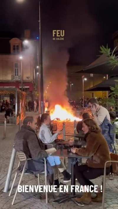 Mais uma noite normal em Paris