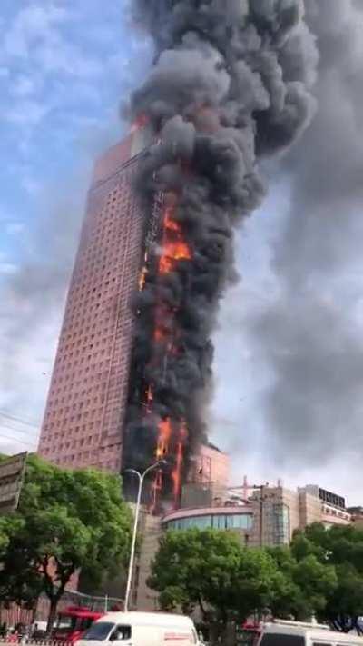 Crazy facade fire in Changsha, China