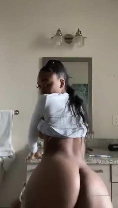 That ass looks immaculate 🤤