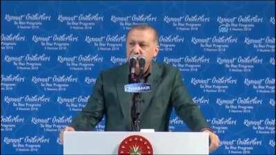 Allah prompterımıza zeval vermesin, ülkemizi o yönetiyor