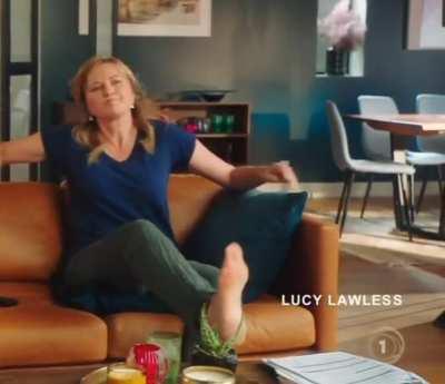 Lucy Lawless soles on table