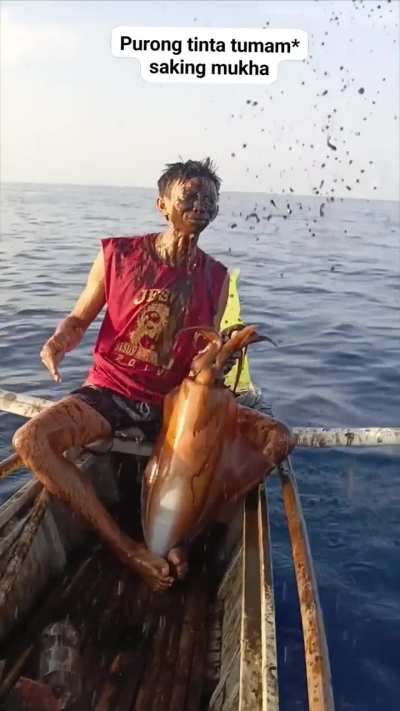 Ahtapot adamın yüzüne boşalıyor