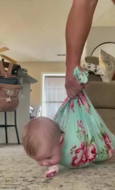 sICk fATHeR MAGNetiZeS hiS cHILD, usEs It to pIck uP TRAsH!