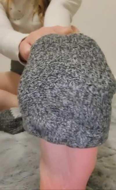 Happy Monday💘 You can watch me take my cozy socks off only if you promise to keep my feeties warm afterwards 😘