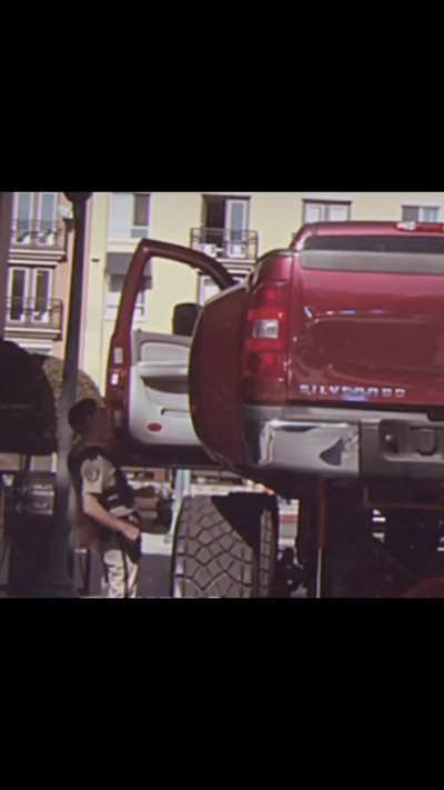 Lifted Silverado vs. Police - 1:0 😄
