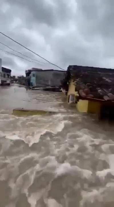 Itabuna (BA) - Água cobrindo totalmente casas, quase alcançando fiação dos postes