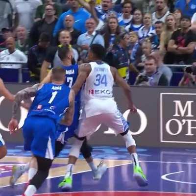 [Highlight] Giannis comes up clutch in the 4th quarter with a good block on Hruban's layup attempt