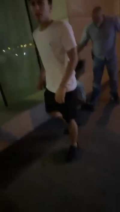 تلميذ في مدرسة معروفة ببيروت يعنّــف شخصاً آخر بالتعاون مع السائق