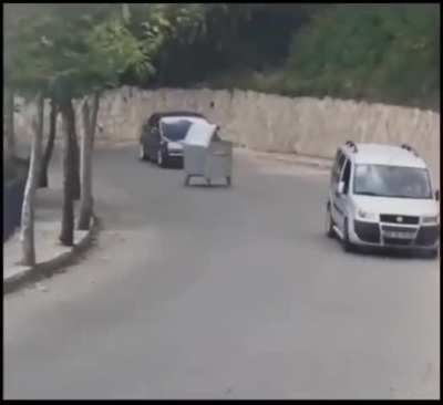 Çöp konteyneri vs insanlı araçlar 