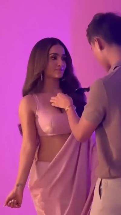 Saniya Iyappan Teasing Sleeveless Saree