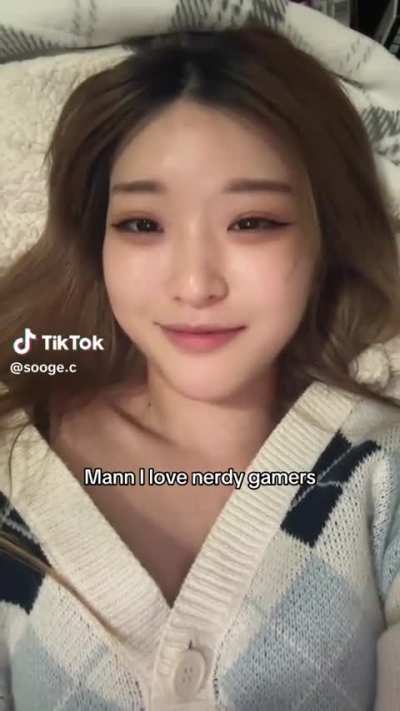 Cute asian gamer loves nerdy gamers @sooge.c