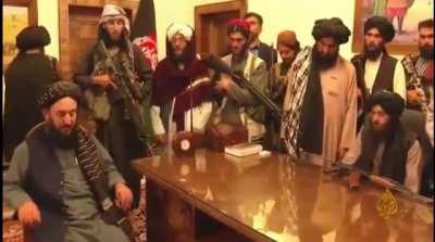 A Taliban soldier reciting Surah An-Nasr in the presidential Palace in Kabul