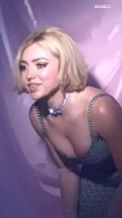 Peyton List photo shoot BTS