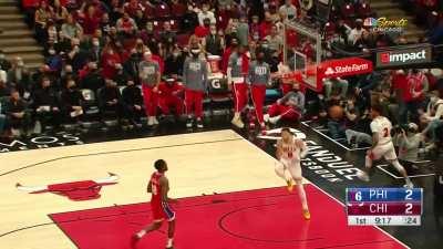 [Highlight] Lonzo with the fast break alley-oop lob off the glass to LaVine!