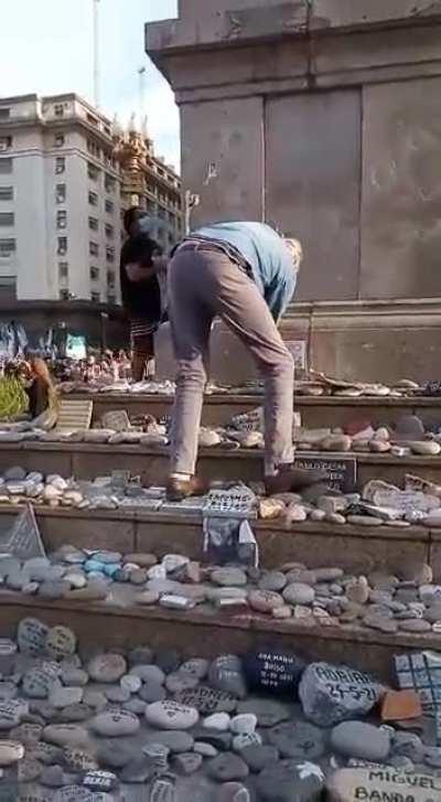 Profanan el monumento a los fallecidos por el Covid.