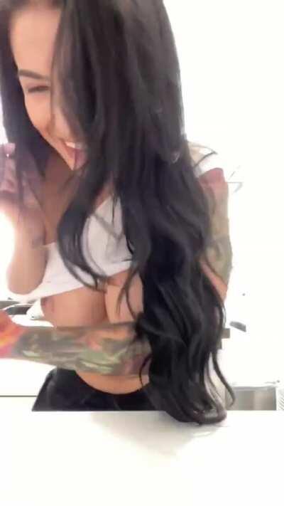 KATRINA get her MEGAFOLDER now >>> b.link/mega4u