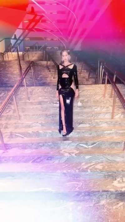 Upskirt--without panties. Surprised this was posted, tbh!