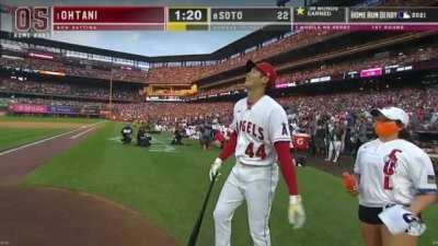 Shohei Ohtani gets startled by the gatorade girl