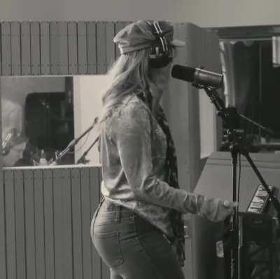 Just admire her side profile. 💜