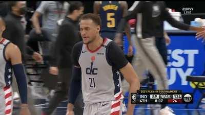 [Highlight] Ish Smith cuts up the defence with the in-and-out and flips it behind his head to Gafford