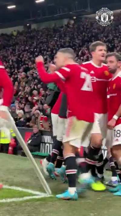 [@ManUtd] Pitchside view of Rashford's winning goal vs. West Ham + Celebrations