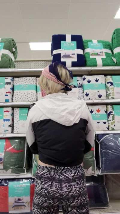 You never know what you might see during those evening trips to the store! [GIF]