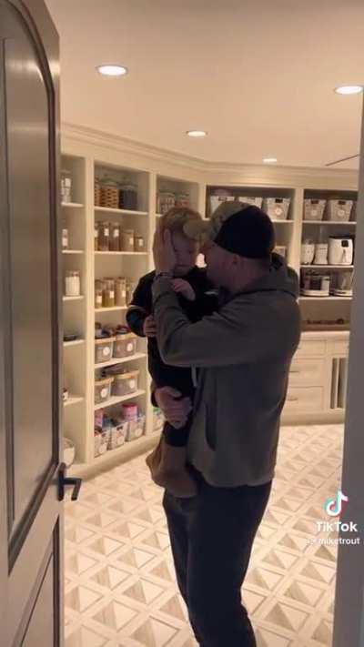 [Mike Trout] Mike Trout gaslights a child