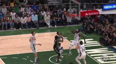 [Highlight] Kyrie Irving goes up for the layup but lands awkwardly on the foot of Giannis and is hurt