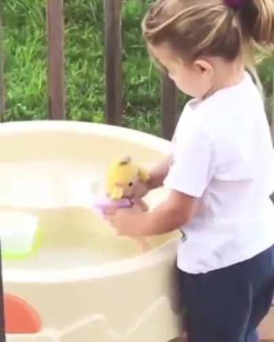 gIrL KiLlS HeR OwN dOlL