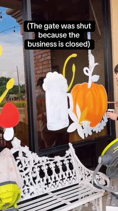 Mississippi artist gets harassed by male Karen because the gate to the business was shut.